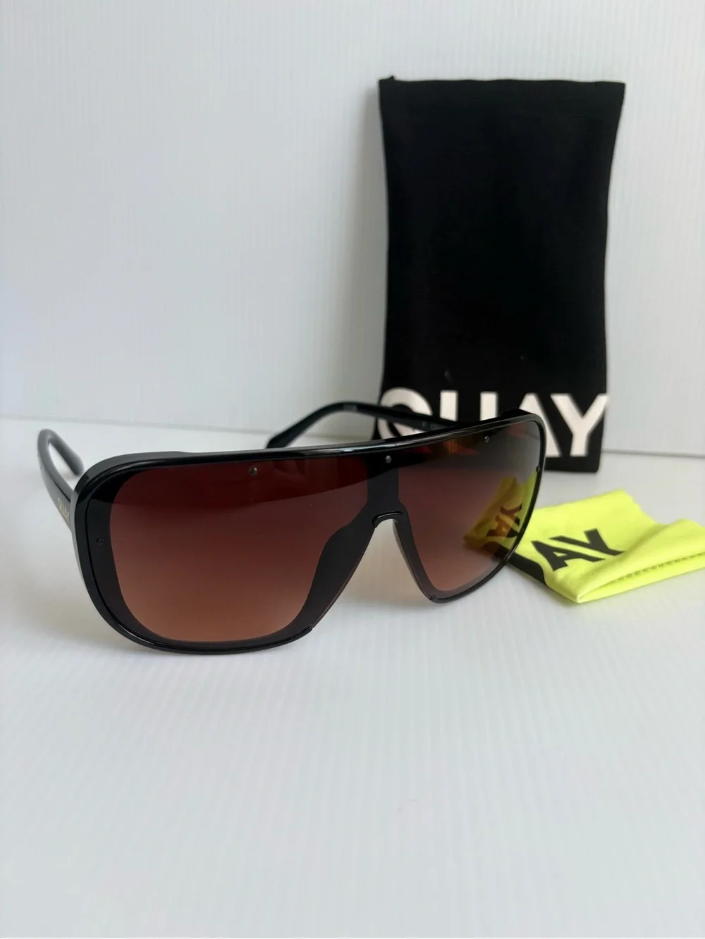 NEW QUAY Australia CENTER STAGE Black Frame Shields Paprika LENS WOMEN'S